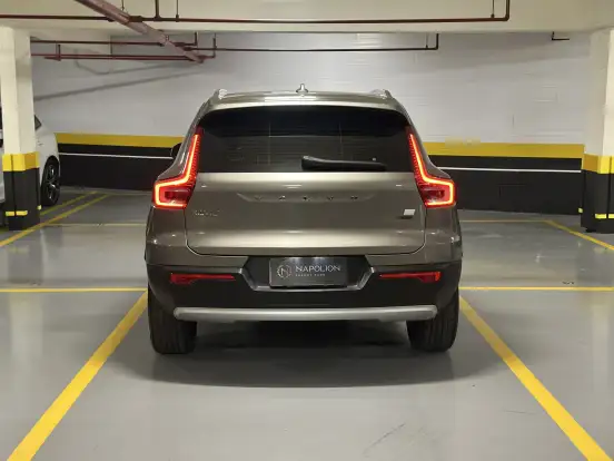 VOLVO-XC40-2021