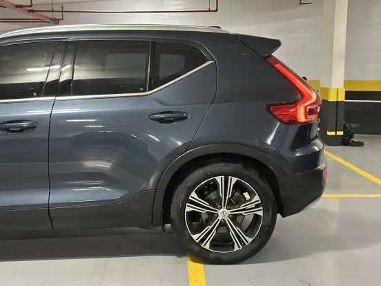 VOLVO-XC40-2021