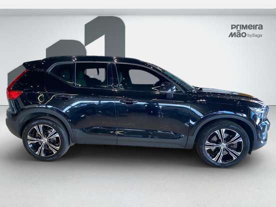 VOLVO-XC40-2021
