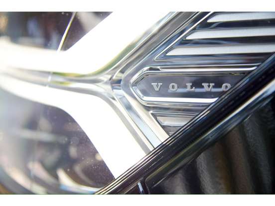 VOLVO-XC40-2021