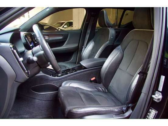 VOLVO-XC40-2021