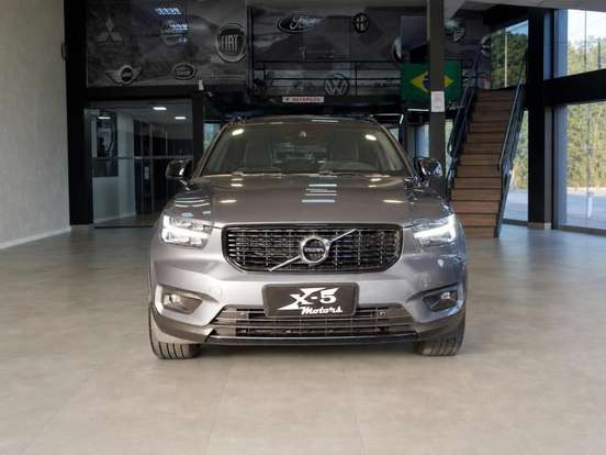 VOLVO-XC40-2018