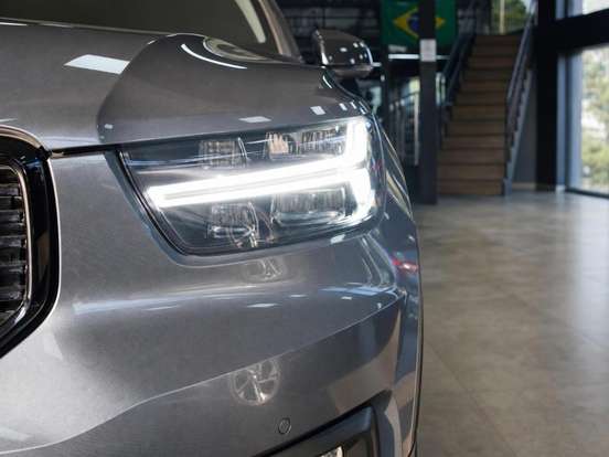 VOLVO-XC40-2018