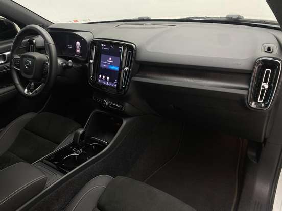 VOLVO-XC40-2022
