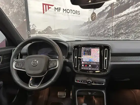 VOLVO-XC40-2021