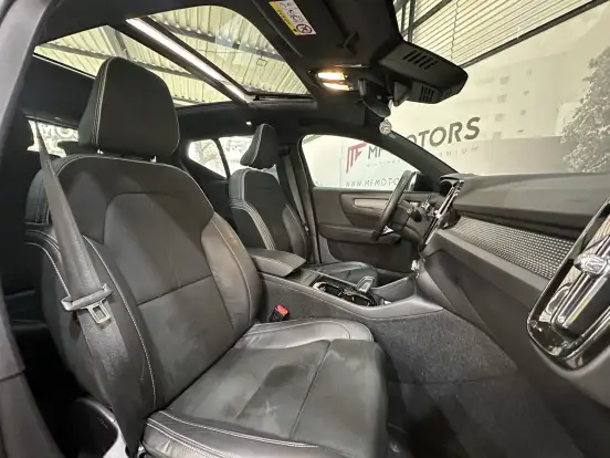 VOLVO-XC40-2021