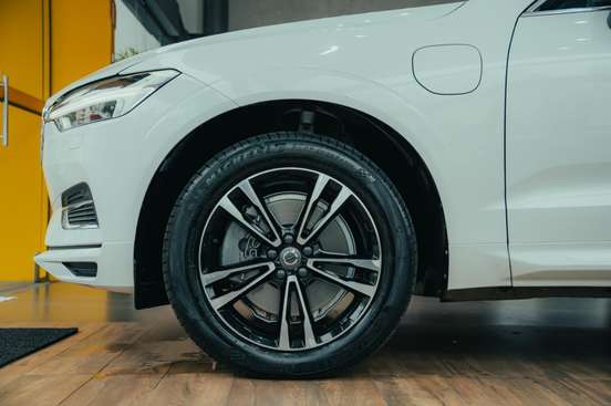 VOLVO-XC60-2020