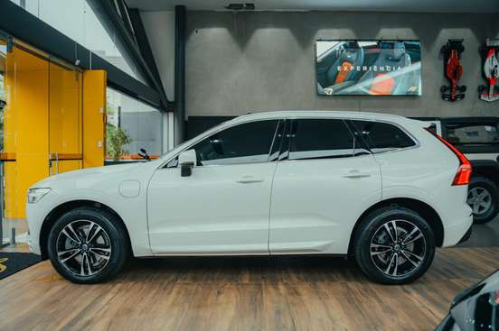 VOLVO-XC60-2020