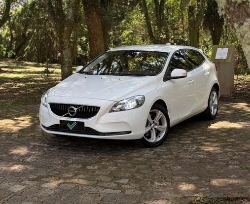 VOLVO-V40-2017