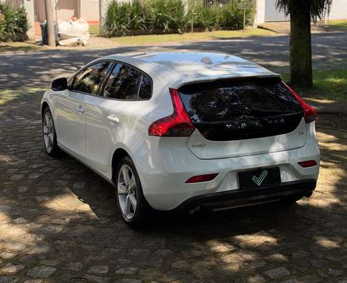 VOLVO-V40-2017