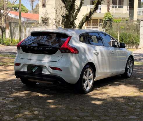 VOLVO-V40-2017
