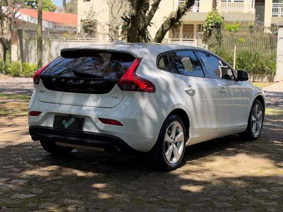 VOLVO-V40-2.0 T4 KINETIC GASOLINA 4P AUTOMÁTICO VOLVO-V40-2017