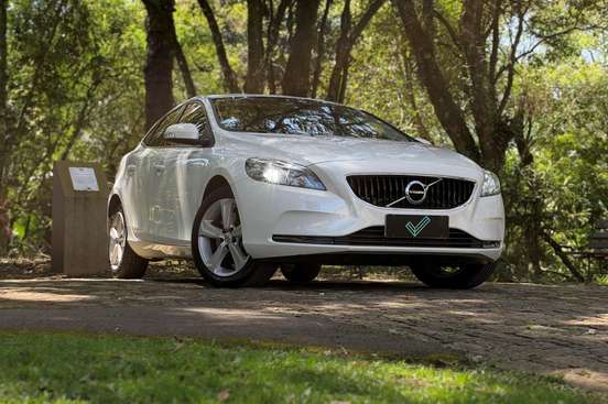 VOLVO-V40-2017