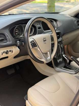 VOLVO-V40-2017