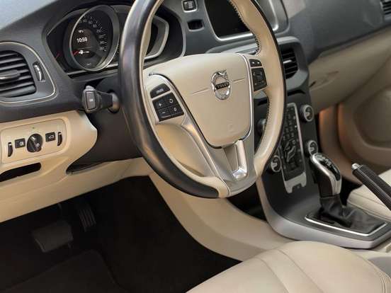 VOLVO-V40-2.0 T4 KINETIC GASOLINA 4P AUTOMÁTICO VOLVO-V40-2017