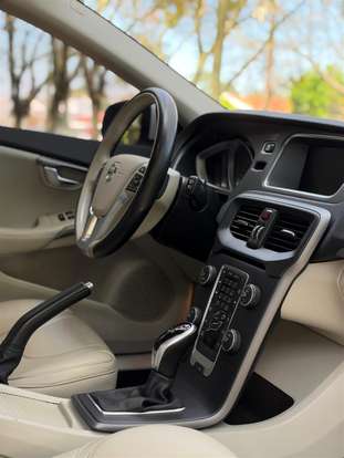 VOLVO-V40-2017