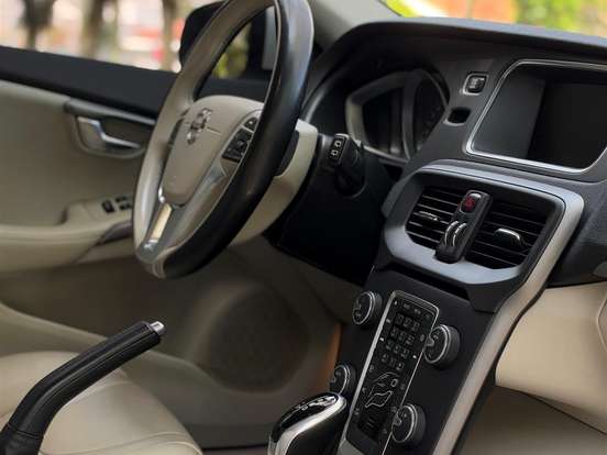 VOLVO-V40-2.0 T4 KINETIC GASOLINA 4P AUTOMÁTICO VOLVO-V40-2017