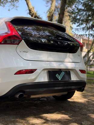 VOLVO-V40-2017
