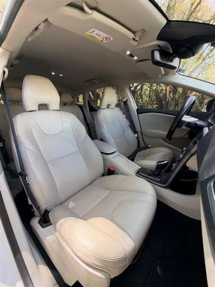 VOLVO-V40-2017