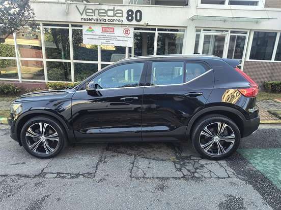 VOLVO-XC40-2020