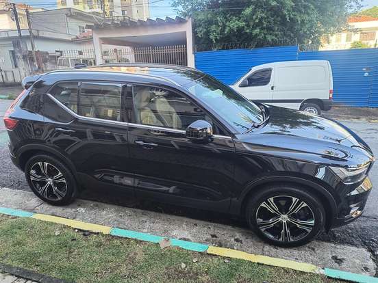 VOLVO-XC40-2020