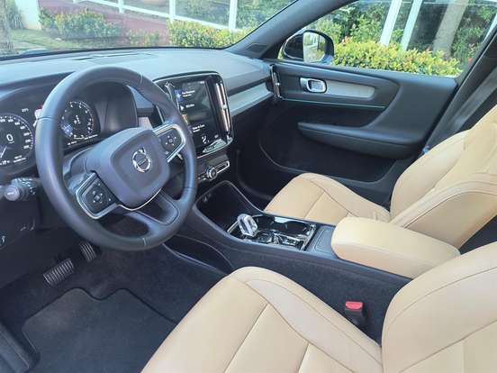 VOLVO-XC40-2020