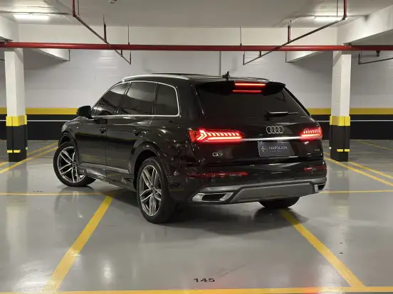 AUDI-Q7-2021