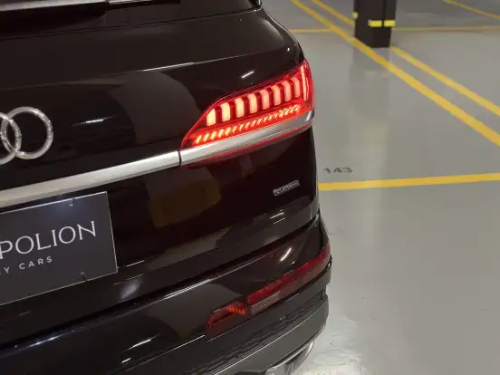 AUDI-Q7-2021