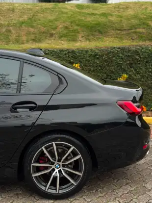 BMW-320i-2021