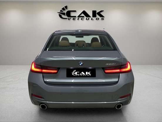 BMW-320i-2023