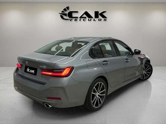 BMW-320i-2023
