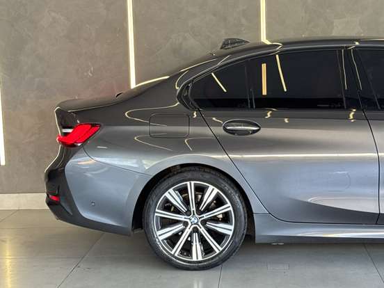 BMW-320i-2021