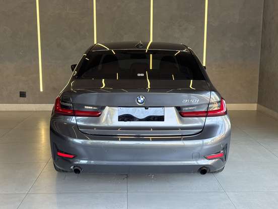 BMW-320i-2021