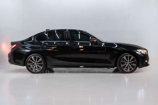 BMW-320i-2021