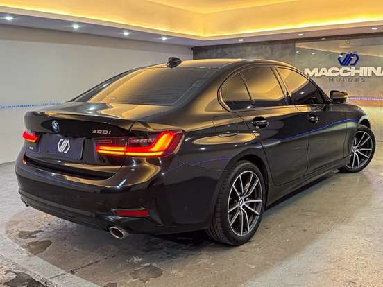 BMW-320i-2022