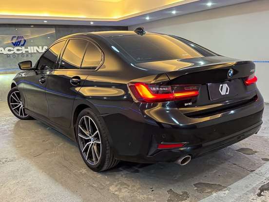 BMW-320i-2022