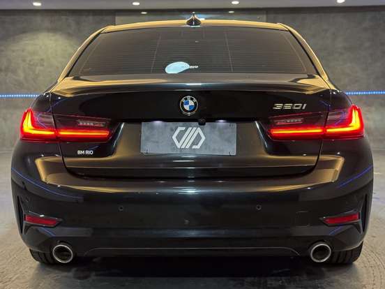 BMW-320i-2022
