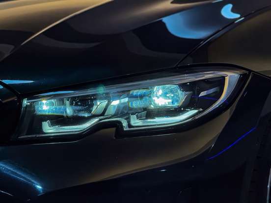 BMW-320i-2022