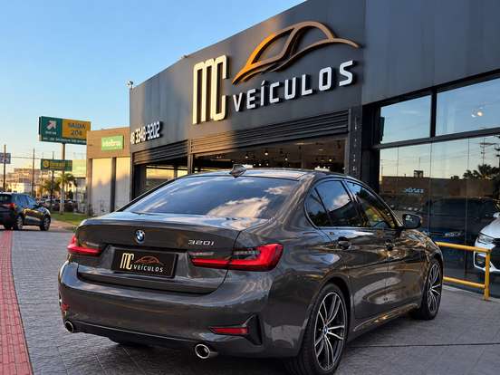 BMW-320i-2022