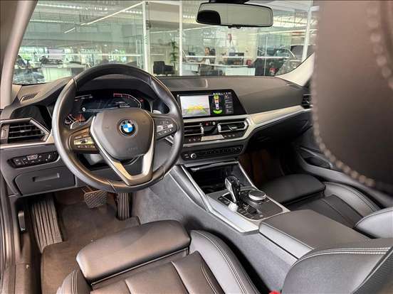 BMW-320i-2021