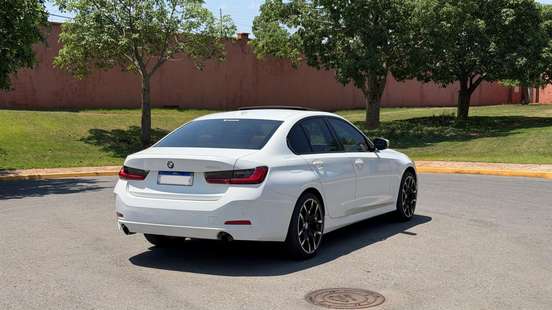 BMW-320i-2023