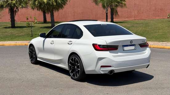 BMW-320i-2023