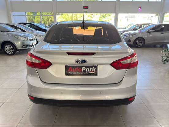 FORD-FOCUS-2.0 SE SEDAN 16V FLEX 4P AUTOMÁTICO FORD-FOCUS-2015