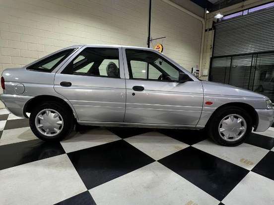FORD-ESCORT-1.8 I GL 16V GASOLINA 4P MANUAL FORD-ESCORT-1998