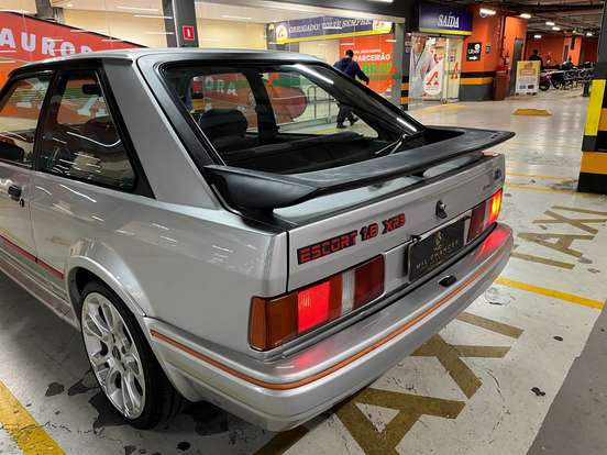 FORD-ESCORT-1990