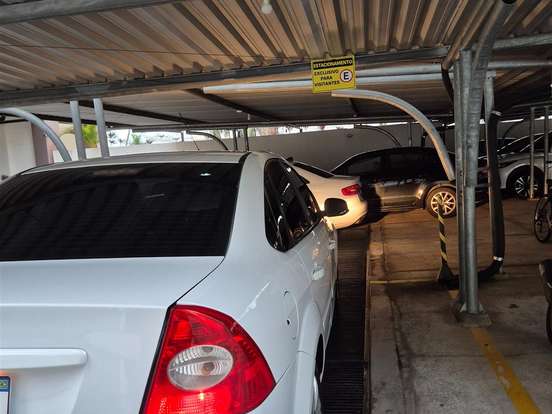 FORD-FOCUS-1.6 GLX SEDAN 16V FLEX 4P MANUAL FORD-FOCUS-2013
