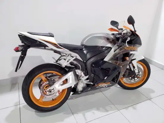 HONDA-CBR 600RR-2010