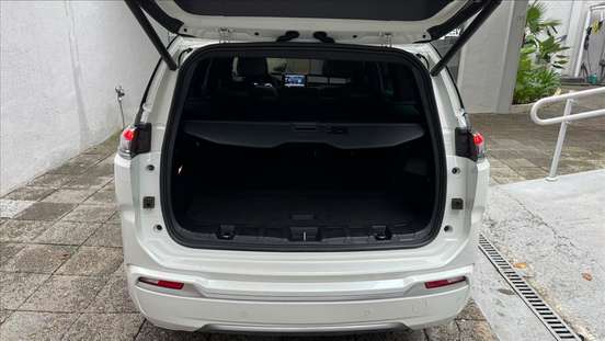 JEEP-COMMANDER-2023