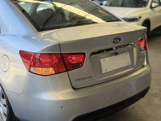 KIA-CERATO-1.6 E.221 SEDAN 16V GASOLINA 4P AUTOMÁTICO KIA-CERATO-2012