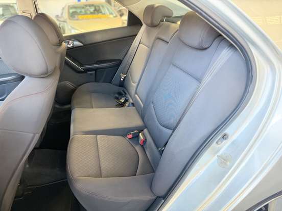KIA-CERATO-1.6 E.221 SEDAN 16V GASOLINA 4P AUTOMÁTICO KIA-CERATO-2012